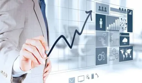 Yükselen bir grafik çizen danışman, mevzuat ve strateji görseli